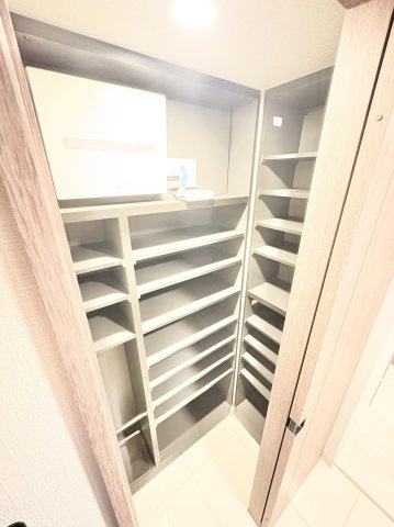 【シューズボックス】 棚板の高さが調節できる可動棚仕様で、ブーツや大型の荷物もすっきり収納可能。