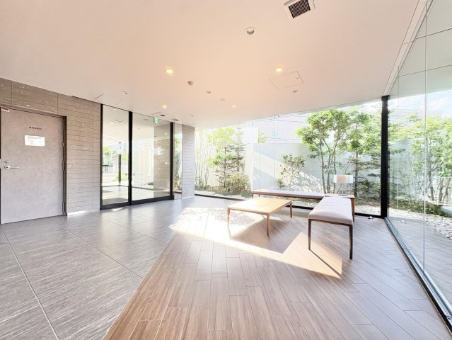 【共用部】 美しい植栽の緑を屋内のソファから優雅に眺められる設計です。