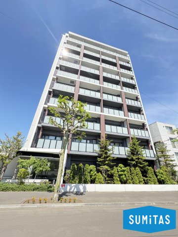 【外観】 駅近の好立地に佇む、全49戸の現代的なマンション。周辺にはスーパーや商業施設も身近