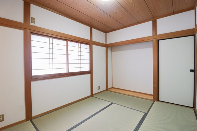 【ReDream】鳴滝松本町の和室|【施工例：和室】
客間やお子様の遊び場、くつろぎスペースなど多目的に活用できる和室です！

【リフォームプラン例】建物価格1899万円、建物面積88.74m2