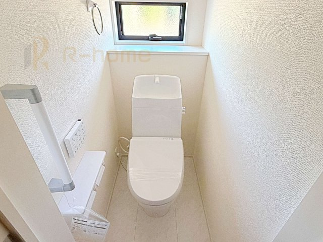 第1土浦市神立町　新築戸建て　1号棟のトイレ|温水洗浄便座付きのトイレ。
トイレが２ヵ所設置で朝の忙しい時間でも安心です。
