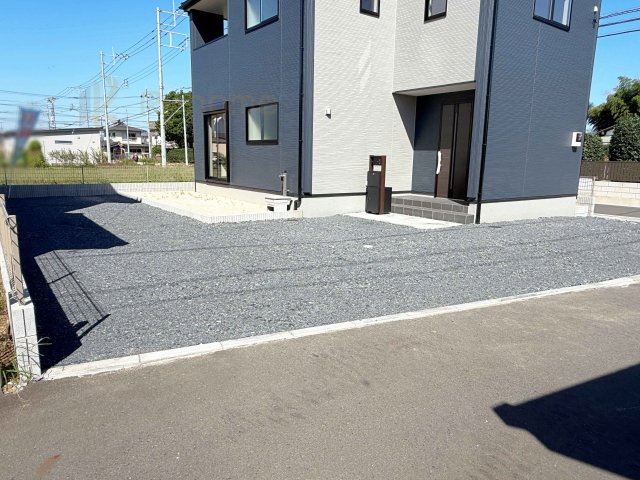 第1土浦市神立町　新築戸建て　1号棟の駐車場|カースペースは4台完備。ゲスト用のスペースも確保できますね♪
