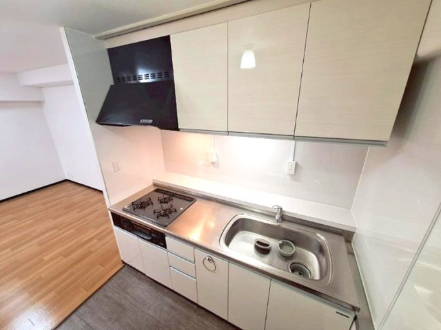フルーレ伊丹のキッチン|収納たっぷりなので調理器具や調味料も出し入れしやすいですね。