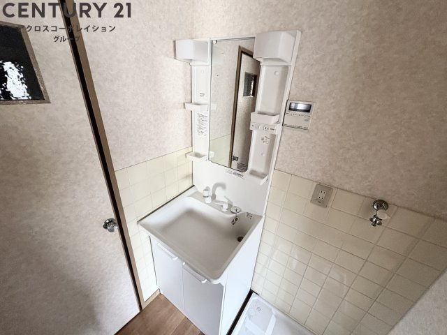 鏡の大きな独立洗面台です