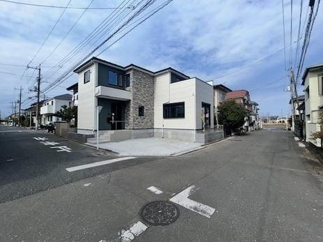 【新築】川越市霞ケ関北18期 全1棟の前面道路含む現地写真|開放感ある角地です