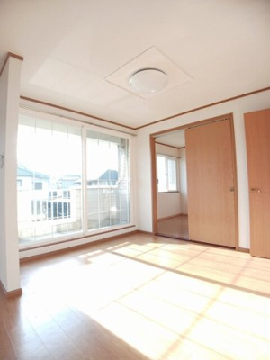 【居間・リビング】 | メゾンドーレⅢ | こちらの居間で趣味の時間をお楽しみください
