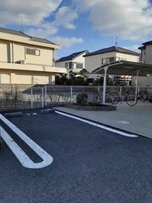 【駐車場】 | プレシャスコートＫ東松江Ⅰ | 車をお持ちの方に嬉しい駐車場付きの物件です