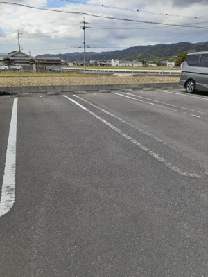【駐車場】 | アヴァンツァートⅢ | 駐車場があるので、車を買う予定の方も安心です