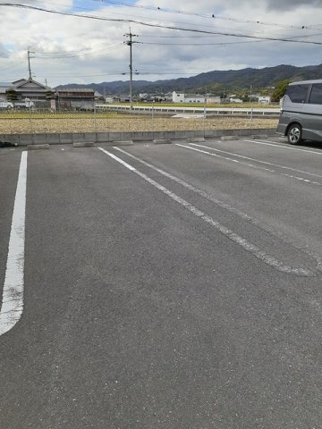 【駐車場】 | アヴァンツァートⅢ | 駐車場があるので、車を買う予定の方も安心です