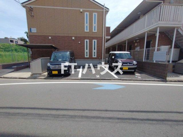 アンジュール芝山の駐車場