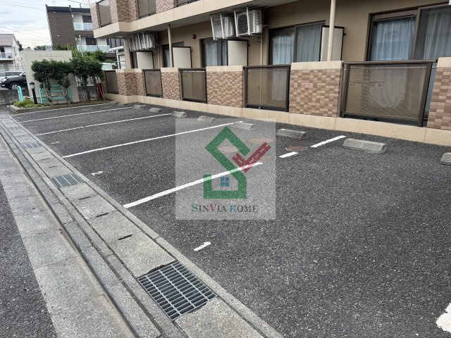 エーデルワイスの駐車場