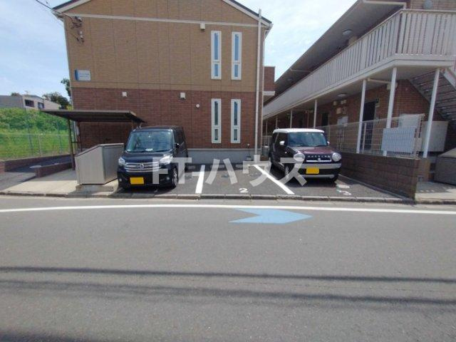アンジュール芝山の駐車場