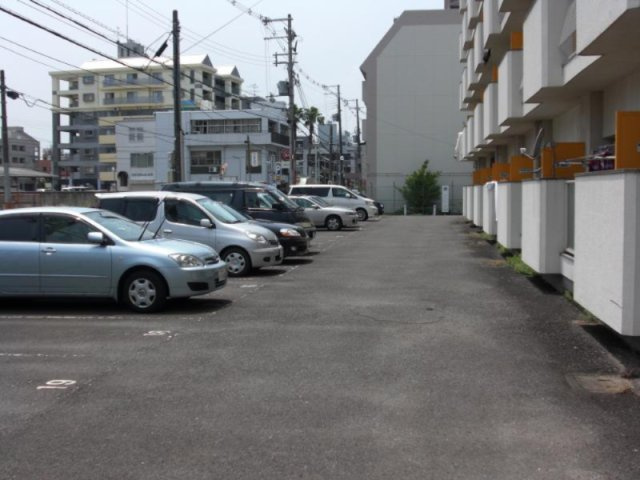 ローズハイツ茨木の駐車場