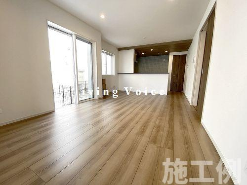 【居間・リビング】 | 【仲介手数料０円】座間市座間1丁目2期　新築一戸建て　8号棟　全8区画 | 座間市座間1丁目2期　新築一戸建て　全8区画