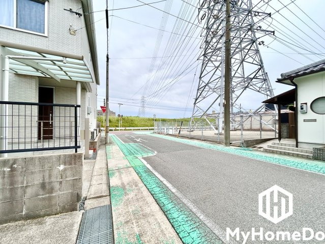 守山区元郷2丁目の前面道路含む現地写真|前面道路との高低差がほとんどないので、車の出し入れもスムーズに行えます。