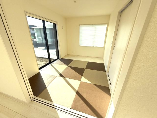リーブルガーデンＳ第19渋川金井　2号棟の和室|1階和室６帖です。客間としてもご利用できる広さです。い草香る和室はくつろぎスペースにも最適ですよ♪