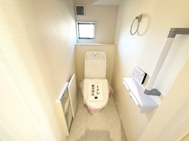 リーブルガーデンＳ第19渋川金井　2号棟のトイレ|【イメージ画像】1階トイレです。清潔感のある白を基調としています。
温水洗浄・便座暖房機能の付いた快適なトイレです☆