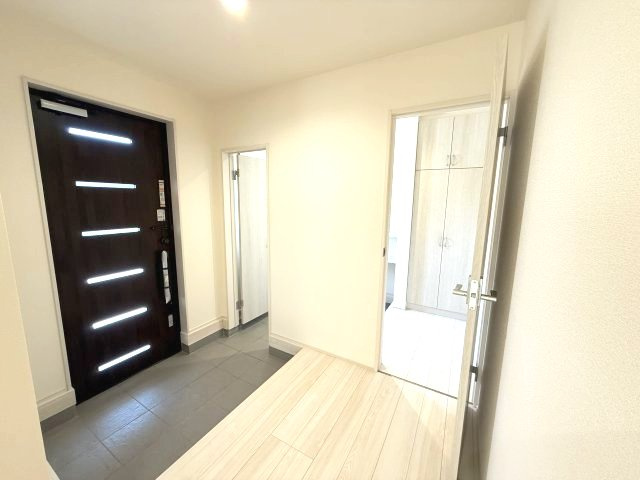 リーブルガーデンＳ第19渋川金井　4号棟の玄関|第二玄関としてもご利用頂けるシューズインクロークは便利です♪