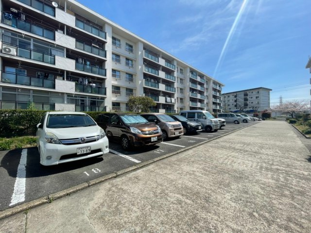 狩口台住宅26号棟の駐車場