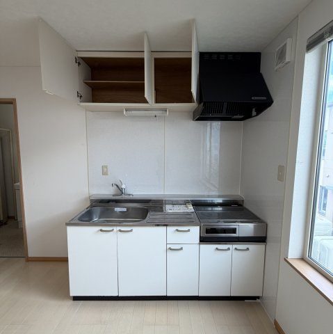 グリーンスタジオのキッチン|コンパクトなキッチンで掃除もラクラク