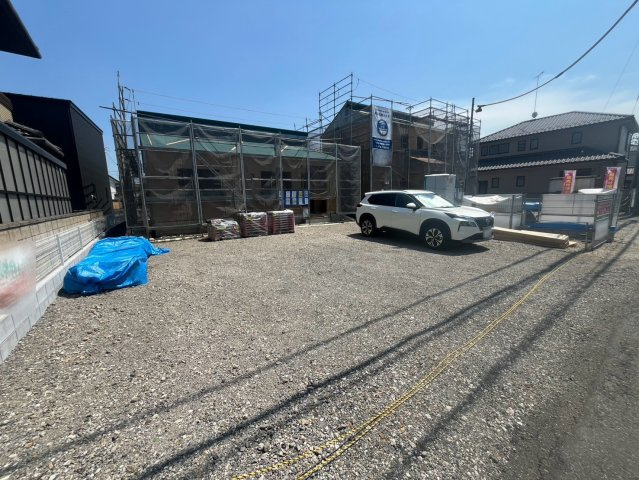 【Livele Garden】　古河市中田　第４　全2邸の前面道路含む現地写真|90坪以上！カースペース並列4台駐車可♪全2棟現場です（＾＾）ぜひ、お気軽にお問い合わせください♪
2026年7月撮影