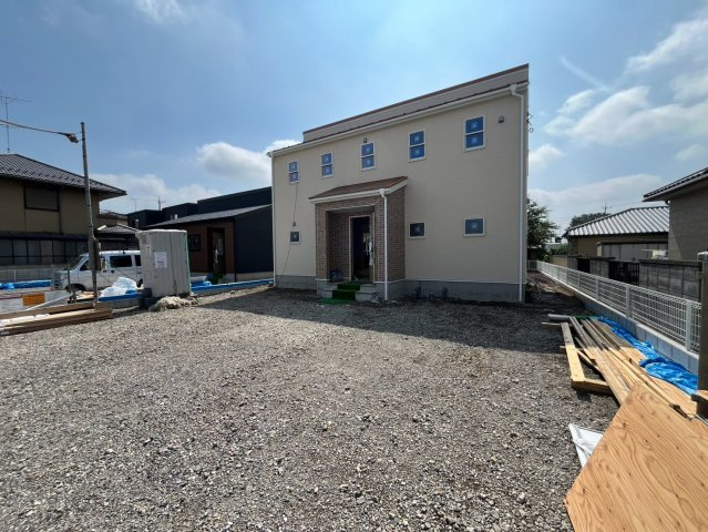 【Livele Garden】　古河市中田　第４　全2邸の前面道路含む現地写真|90坪以上！カースペース並列4台駐車可♪全2棟現場です（＾＾）ぜひ、お気軽にお問い合わせください♪
2026年8月撮影