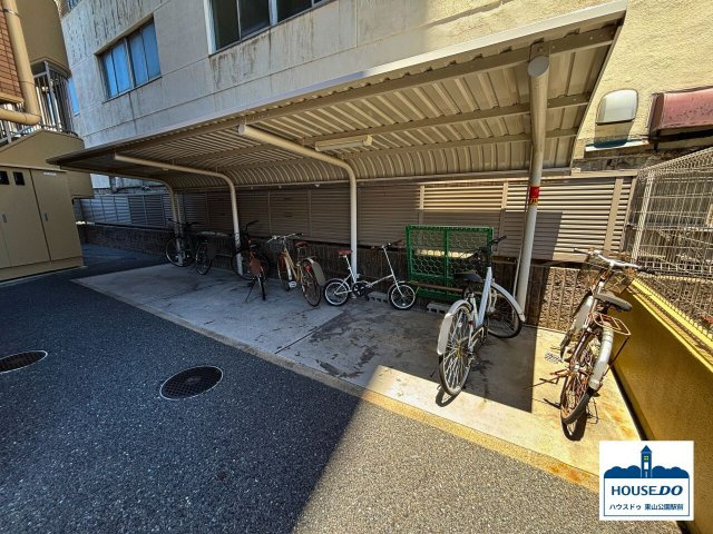 R8,8月リフォーム完了予定！サーラステージ古出来町の駐輪場|駐輪場は屋根付きです