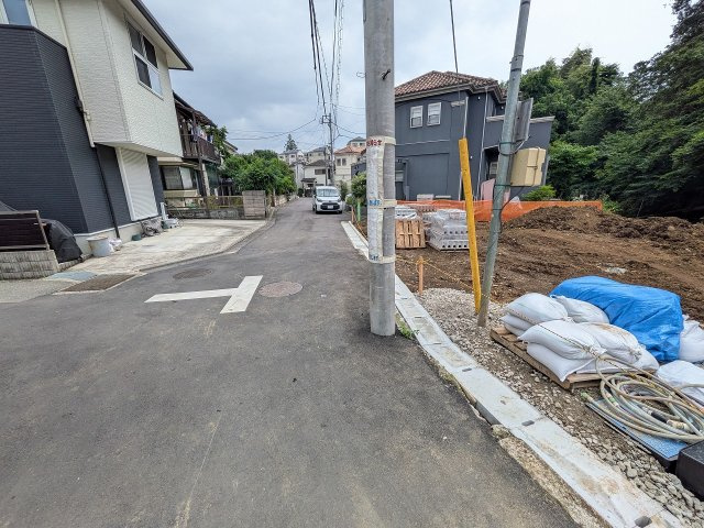 八王子市　寺田町　新築一戸建ての前面道路含む現地写真|～北西側4.0ｍ道路に面しています～