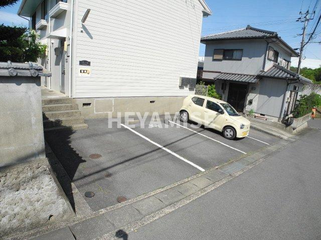 プレジール若葉の駐車場
