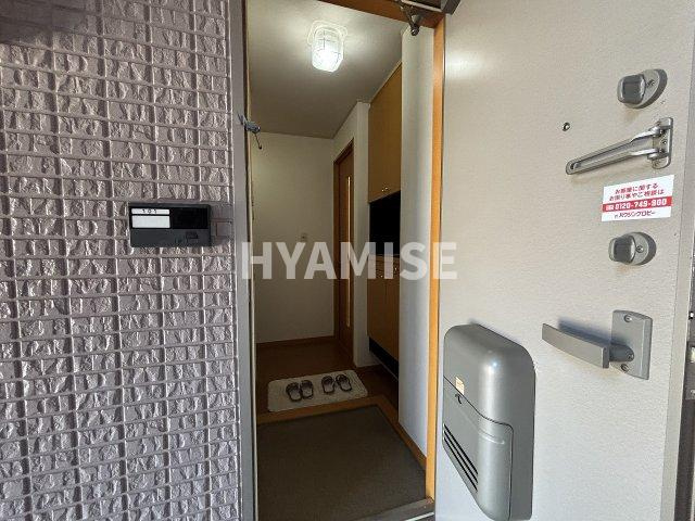 ローズ久山B棟の玄関