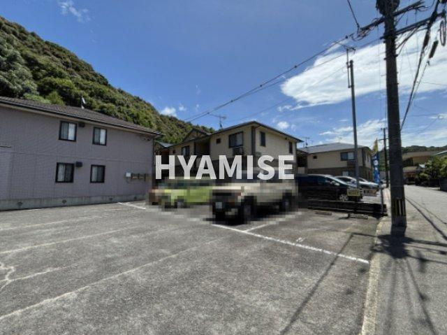 ローズ久山B棟の駐車場