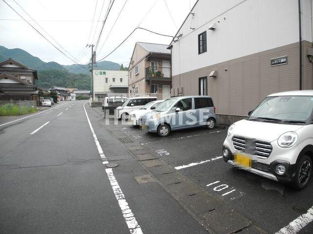 ニューセジュール林田の駐車場