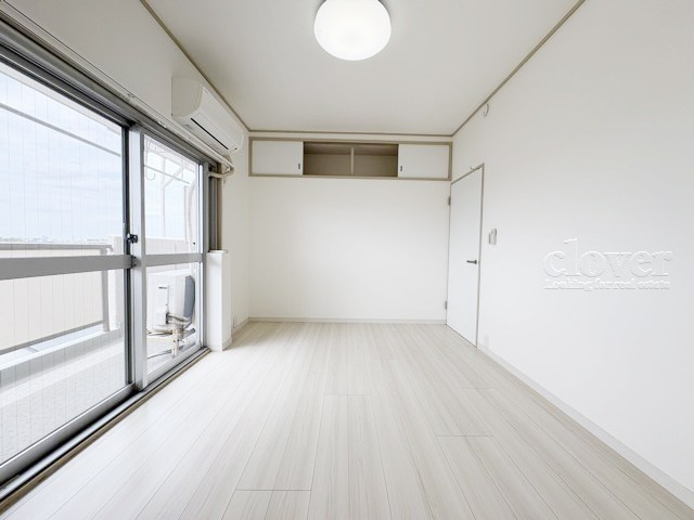 【寝室】 | 野方丸山ハイツ | 洋室1　窓から明るい光が差し込む洋室。ベッドを置いて個人居室にする場合は、多くの時間を過ごすことになる空間です。使い勝手や落ち着きを想像してください。～即日のご見学可能～　お問合せはお気軽にどうぞ。