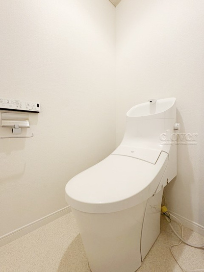 【トイレ】 | 野方丸山ハイツ | 温水洗浄便座付き　トイレはもともと個人の領域である自宅の中でも、最もプライベートな空間です。だからこそ、ほしい「落ち着き」がここにあります。～即日のご見学可能～　お問合せはお気軽にどうぞ。