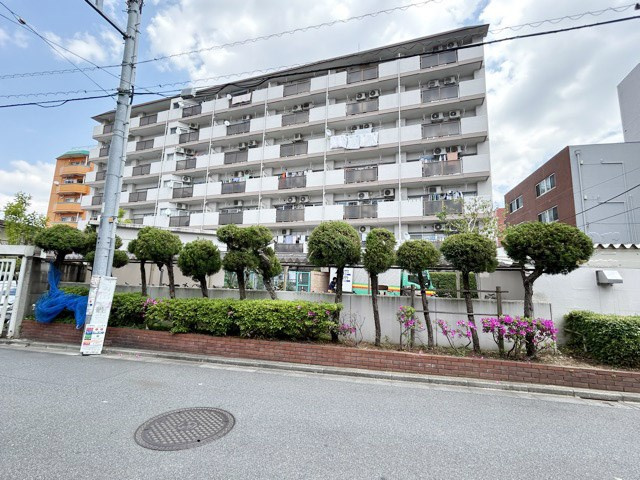 【外観】 | 野方丸山ハイツ | 手入れの行き届いた外壁やエントランスなど、「見ればわかる」レベルで清潔感を保ったマンションです。築年数を感じさせない姿で皆様をお出迎えします。～即日のご見学可能～　お問合せはお気軽にどうぞ。