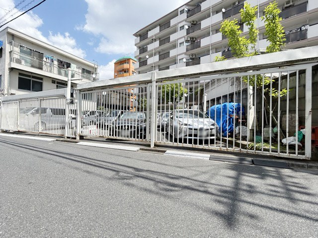 【駐車場】 | 野方丸山ハイツ | マンションの駐車場スペース。空きの有無や駐車料金、サイズ規定などについては、改めてお問い合わせください。～即日のご見学可能～　お問合せはお気軽にどうぞ。
