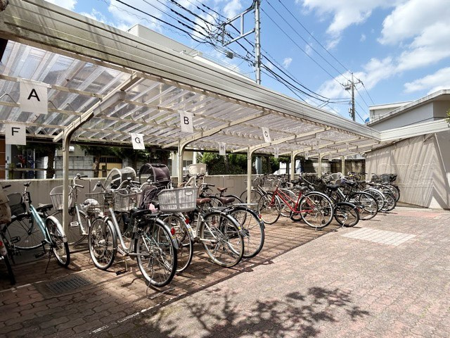 【駐輪場】 | 野方丸山ハイツ | 自転車置き場。マンションの共用部にあたります。空きの有無や駐輪料金、各戸の台数制限などについては、改めてお問い合わせください。～即日のご見学可能～　お問合せはお気軽にどうぞ。
