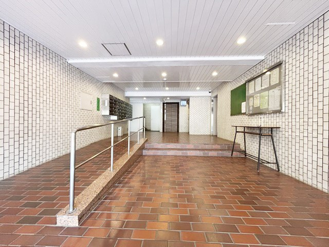 【ロビー】 | 野方丸山ハイツ | 広々としたエントランスホール。入口の門をくぐった先にある、開放感と清潔感をあわせもつ空間です。お客様をお出迎えする際の、ロビーの役割も果たします。～即日のご見学可能～　お問合せはお気軽にどうぞ。
