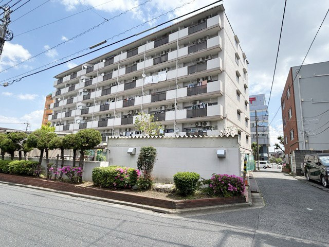 【外観】 | 野方丸山ハイツ | 青空によく映える建物です。手入れの行き届いた外壁やマンション正面エントランスなど、綺麗な姿をぜひ一度、現地にてご覧ください。～即日のご見学可能～　お問合せはお気軽にどうぞ。
