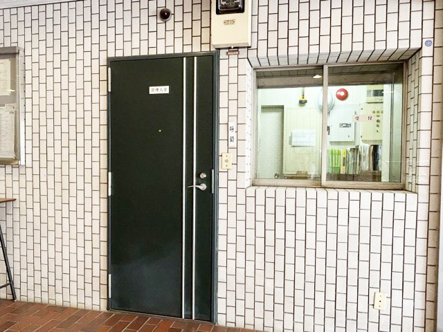 【受付】 | 野方丸山ハイツ | 管理人さんが勤務する管理室です。マンションに出入りする人たちを見守り、注意を払ってくれています。～即日のご見学可能～　お問合せはお気軽にどうぞ。
