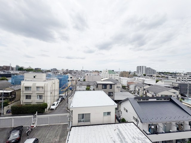 【展望】 | 野方丸山ハイツ | 眼前に広がる空の雄大さと、このお部屋の自慢の一つである「眺望」をご覧ください。毎日、この景色を独り占めできる新生活に夢が広がります。～即日のご見学可能～　お問合せはお気軽にどうぞ。