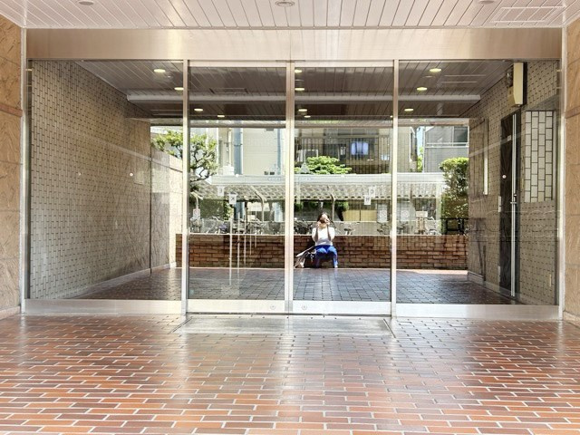 【エントランス】 | 野方丸山ハイツ | マンションの正面エントランス。出入りする人間を癒してくれるマンション入り口であり、その建物の「顔」でもあります。～即日のご見学可能～　お問合せはお気軽にどうぞ。
