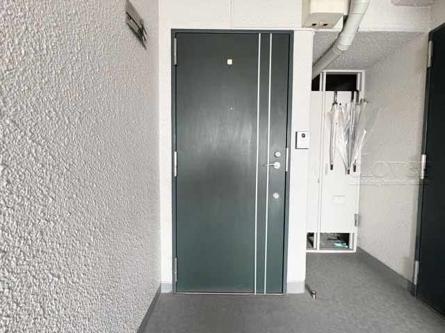 【その他共用部分】 | 野方丸山ハイツ | ダブルロック式の玄関ドアが皆様をお出迎え。お部屋のセキュリティの観点からも、うれしい設備ですね。玄関の色もシックで良い感じです。～即日のご見学可能～　お問合せはお気軽にどうぞ。