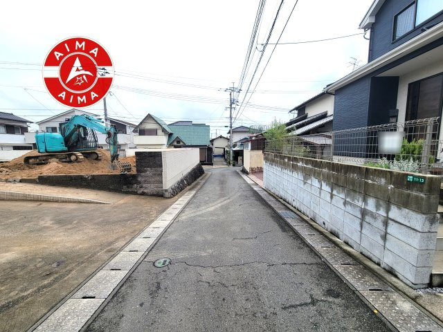 那珂川市片縄西4丁目第1-2棟（1号棟）の前面道路含む現地写真|前面道路は閑静な住宅地をはしる車通りの少ない道路。お車の出し入れが苦手なママや小さなお子様にも安心ですね。しっかり舗装もされているので、ベビーカーや自転車で通っても快適に通行できます。前面道路です。