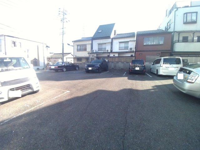 ロッキー星宮　A棟の駐車場