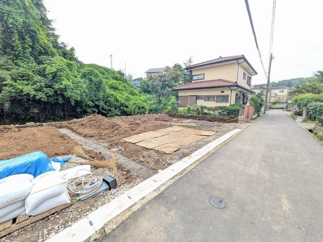 八王子市　寺田町　新築一戸建て（5LDK）の前面道路含む現地写真|～北西側4.0ｍ道路に面しています～