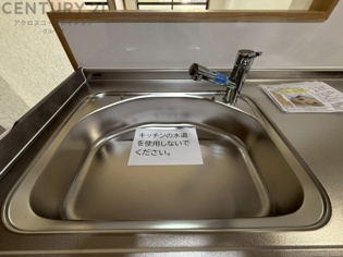 大きなシンクでお鍋などの大きな調理器具を洗う際にも便利です。