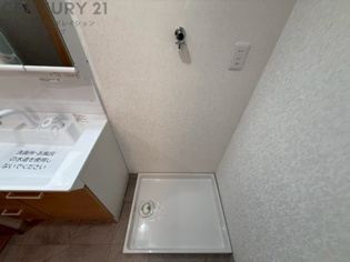 洗濯物の仕分け作業がしやすく、整理整頓が容易になります。洗濯音や湿気を他の部屋に持ち込まず、生活環境を快適に保ちます。上部を活用すれば収納スペースを確保でき洗剤や洗濯用品の整理もしやすくなります。
