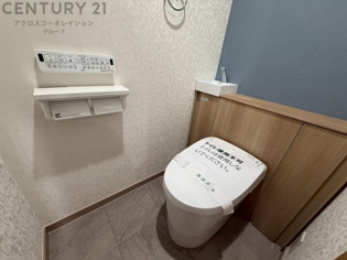 温水洗浄便座付トイレは温水洗浄機能により、暖かい水でおしりを洗浄することができ、冷たい水を使う従来の便座に比べ、温水洗浄機能で暖かいトイレを提供し、快適な使用を可能にします。