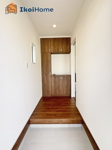 神戸市西区狩場台2丁目　全2棟　1号棟　新築戸建の玄関|【ホームページに現地動画掲載中】●年中無休：当日予約可●玄関は靴を沢山収納できるシューズボックス完備